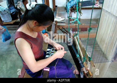 Laos Vientiane donna seta tessitura su telaio a mano Foto Stock