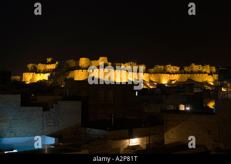 India Rajasthan Jaisalmer fort costruito nel 1156 a notte con luna crescente Foto Stock