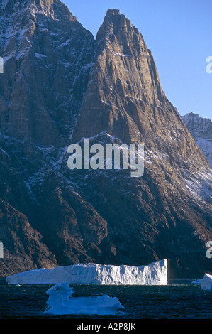 Iceberg a Ofjord, Groenlandia, est della Groenlandia, Scoresbysund, Tunu Foto Stock