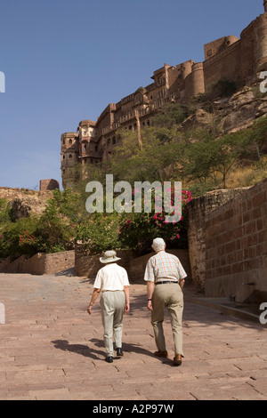 India Rajasthan Jodhpur anziani western i visitatori a piedi fino a Fort Meherangarh Foto Stock