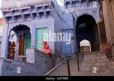 India Rajasthan Jodhpur vecchia città le donne ad Archway tra livelli di circolazione su strada Foto Stock