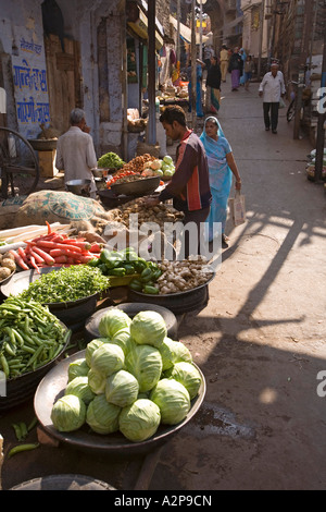 India Rajasthan Jodhpur città vecchia di persone nel mercato ortofrutticolo Foto Stock