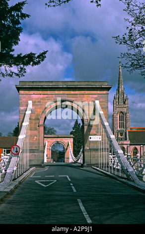 Marlow Inghilterra sospensione ponte sul fiume Tamigi guardando attraverso il portale sul lato Berkshire verso Buckinghamshire Foto Stock