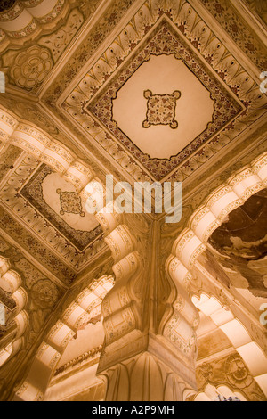 India Rajasthan Jodhpur Maha Mandir grande tempio intonaco decorativo in surround colonnato Foto Stock