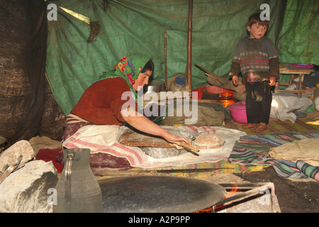 Donna della capra nomadi la cottura tradizionale pane pita, Turchia, Kilikien Foto Stock