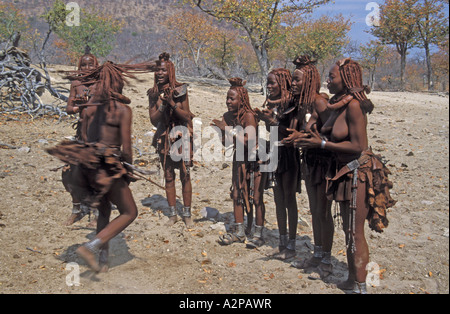 Ragazze Himba dancing, Namibia, Kunene, Kaokoland Foto Stock