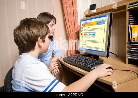 11 enne britannico bianco i bambini della scuola di fisica la ricerca su internet per i compiti a casa Foto Stock