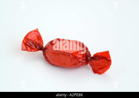 Red toffee cellophane avvolto dolce al cioccolato Foto Stock