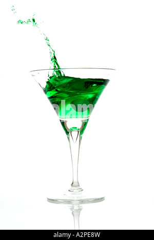 Cocktail con spruzzi di oliva Foto Stock