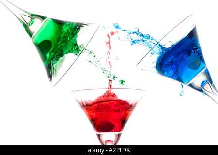 I cocktail colorati con gli spruzzi di oliva Foto Stock