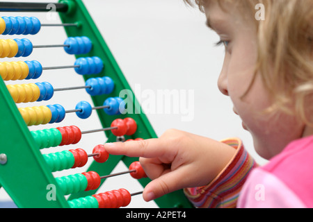 Ragazza con abacus Foto Stock