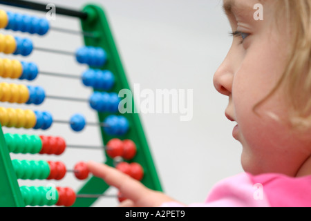 Ragazza con abacus Foto Stock