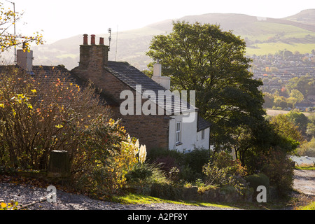 Vista di un agriturismo sopra Glossop nel Peak District nel Derbyshire Foto Stock
