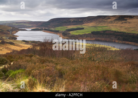 Vista di nuvole sopra il serbatoio Torside in Longdendale Valley vicino a Glossop nel Derbyshire Foto Stock