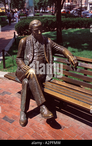 Scultura di uomo vicino al Memoriale dell'Olocausto, Boston, Massachusetts, New England, STATI UNITI D'AMERICA Foto Stock