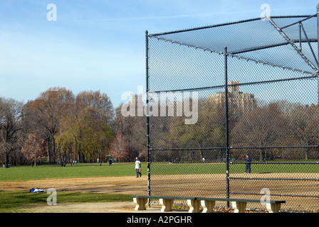 Il lato est ballfields Central Park di New York City in un autunno domenica pomeriggio Foto Stock