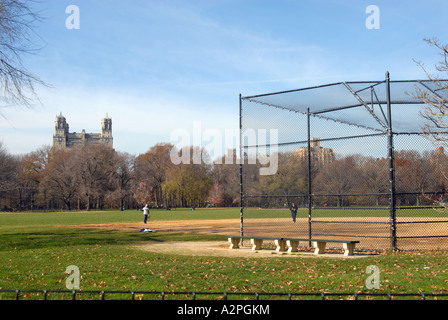 Il lato est ballfields Central Park di New York City in un autunno domenica pomeriggio Foto Stock