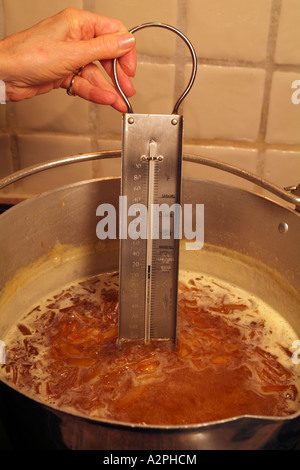 La marmellata di arance ebollizione in una pentola conservazione marmellata fatta in casa essendo prodotta a preservare pan Foto Stock