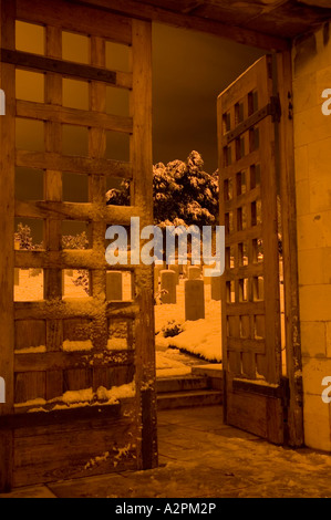 Israele Gerusalemme Commonwealth I Guerra Mondiale cimitero sul Monte Scopus i cancelli di ingresso con neve inverno Gennaio 2007 Foto Stock