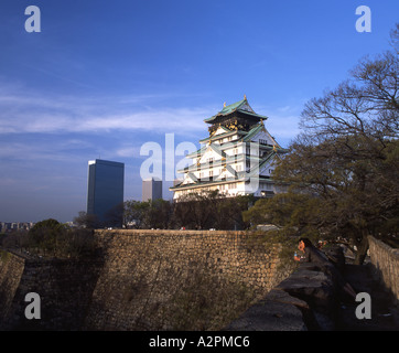Il Castello di Osaka e grattacieli - tradizionale e moderno Giappone Foto Stock