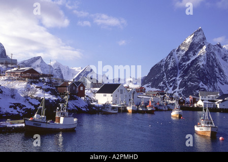 Norvegia Isole Lofoten pesca porto di Nusfjord questa minuscola porta un gioiello stagione di pesca è inverno turisti venuti in estate Foto Stock