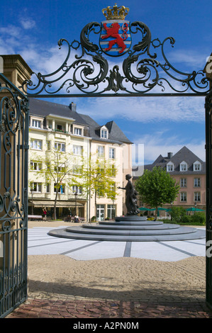 Posizionare la Clairefontaine e statua della Granduchessa Charlotte, città di Lussemburgo Foto Stock