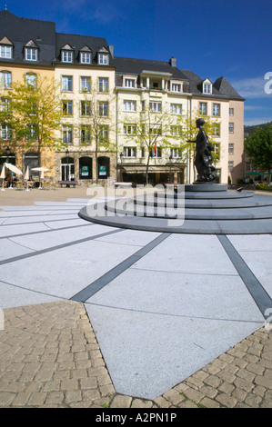 Posizionare la Clairefontaine e statua della Granduchessa Charlotte, città di Lussemburgo Foto Stock