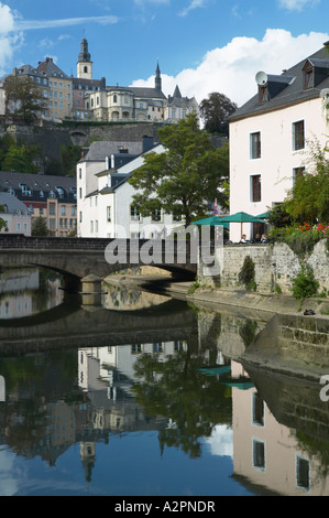 Vista lungo il fiume Alzette nel Grund, città di Lussemburgo Foto Stock