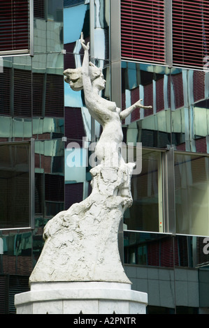 Statua accanto alla Konrad Adenauer Building Kirchberg, Lussemburgo città Foto Stock