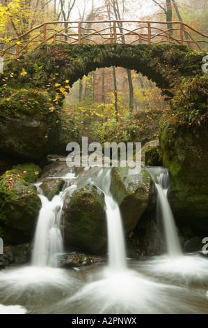 Lussemburgo, Mullerthal vicino a Echternach. Il vecchio ponte in pietra Scheissentempel Foto Stock