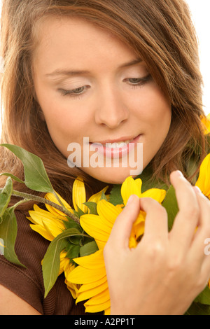 Donna che mantiene i girasoli Foto Stock