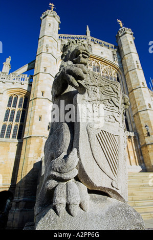 Statua araldico di fronte la cappella di San Giorgio., il Castello di Windsor, Windsor, Berkshire, Inghilterra Foto Stock