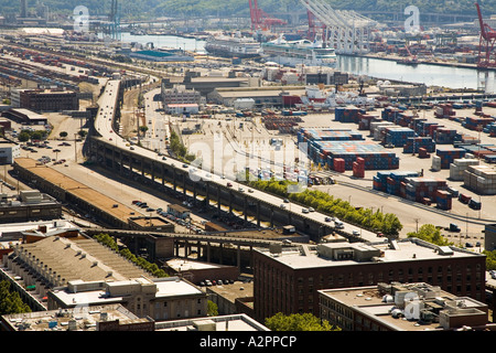 Alaskan via autostrada sopraelevata 99 attraverso il centro città vicino al porto di Seattle, Stati Uniti d'America Foto Stock