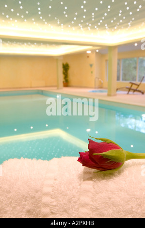Un hotel un complesso di svaghi piscina a Ambleside, Regno Unito, con una rosa rossa e l'asciugamano Foto Stock