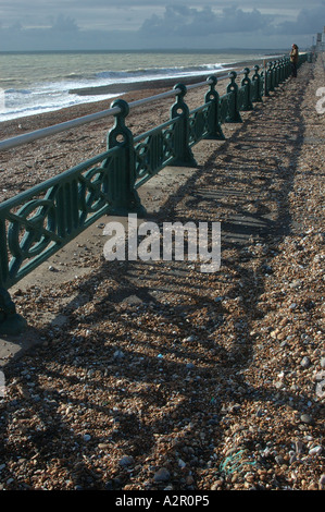 Ringhiere in stile vittoriano e le ombre sul lungomare di maltempo Hove Brighton Regno Unito Foto Stock