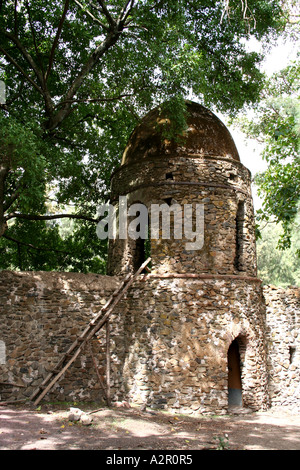 Torre su una parete al complesso di Kweskwam in Gonder, Etiopia Foto Stock