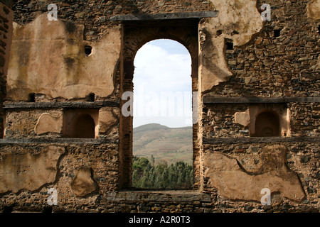 Attraverso una porta alle rovine del palazzo dell'Imperatrice Mentewab il complesso di Kweskwam in Gonder, Etiopia Foto Stock