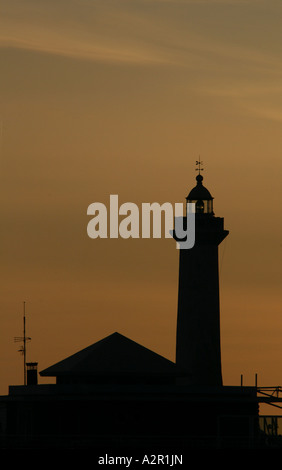 Faro sulla costa dell'Oceano Atlantico a Rabat, Marocco, al tramonto Foto Stock