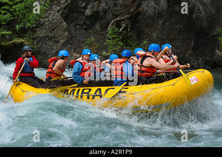 Tutti i sorrisi ACQUA BIANCA RAFTING sul freddo fiume Kananaskis Canoa Prati Alberta Canada Foto Stock