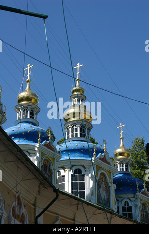 Delle cupole della cattedrale della Dormizione in Pskovo-Pechersky (Pskov monastero delle Grotte) monastero nella Regione di Pskov, Russia Foto Stock