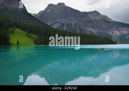 Gite in barca sul Lago Smeraldo sotto la gamma Presidente Parco Nazionale di Yoho Canadian Rocky Mountains British Columbia Foto Stock