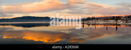 Idaho McCall Un tramonto colorato riflette sul lago Payette in inverno Foto Stock