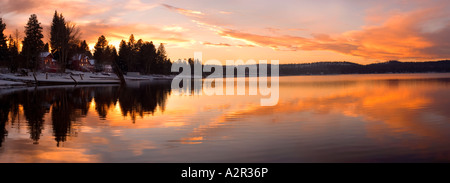 Idaho McCall un bel tramonto sul lago Payette riflette nelle finestre delle cabine sulla spiaggia Foto Stock