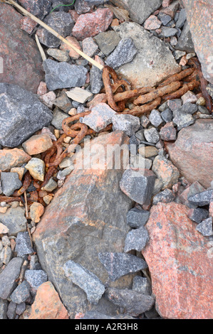 Vecchio arrugginito catena tra rocce di Ruoholahti, Helsinki, Finlandia, UE. Foto Stock