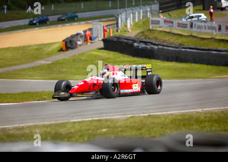 Ex jean alessi Ferrari auto di Formula Uno essendo guidato attorno a gara di Brands Hatch il circuito kent england Foto Stock