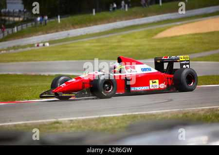 Ex jean alessi Ferrari auto di Formula Uno essendo guidato attorno a gara di Brands Hatch il circuito kent england Foto Stock