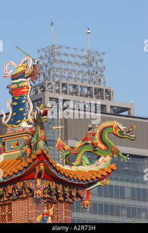 Il grattacielo e il tempio, Taiwan Foto Stock