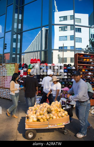 Mexican vicinato intorno al decimo e undicesimo Ave in Downtown Los Angeles Los Angeles County in California Foto Stock