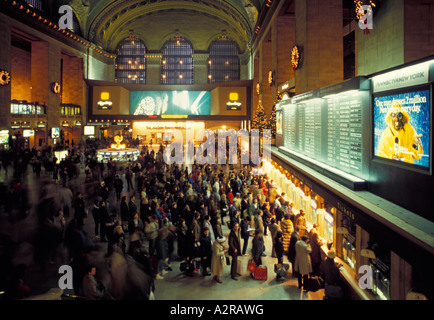 Folle a Grand Central Station in attesa di acquistare i biglietti vestito caldamente a Inverno tempo di New York City Stati Uniti d'America Foto Stock