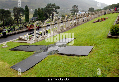 Memorial a 144 persone 116 dei loro figli uccisi il 21 ottobre 1966 quando una punta di carbone rifiuti fatta scorrere sul villaggio di Aberfan nel Galles Foto Stock